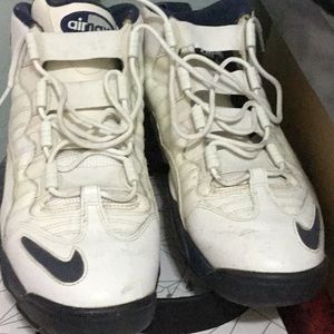 Basketball shoes